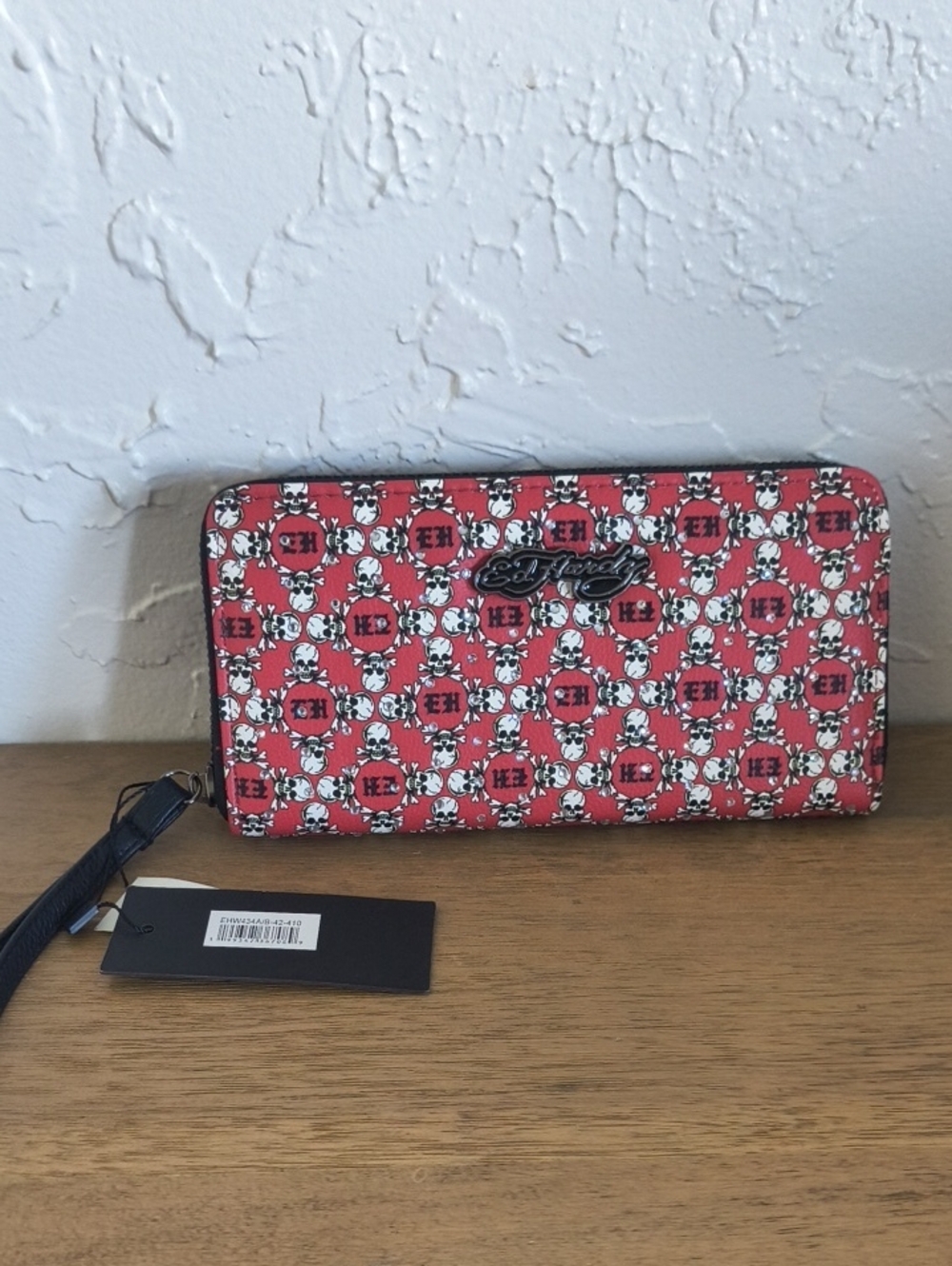 Ed Hardy Red Skull Pattern Zip Wallet with Wristlet - Picture 1 of 6